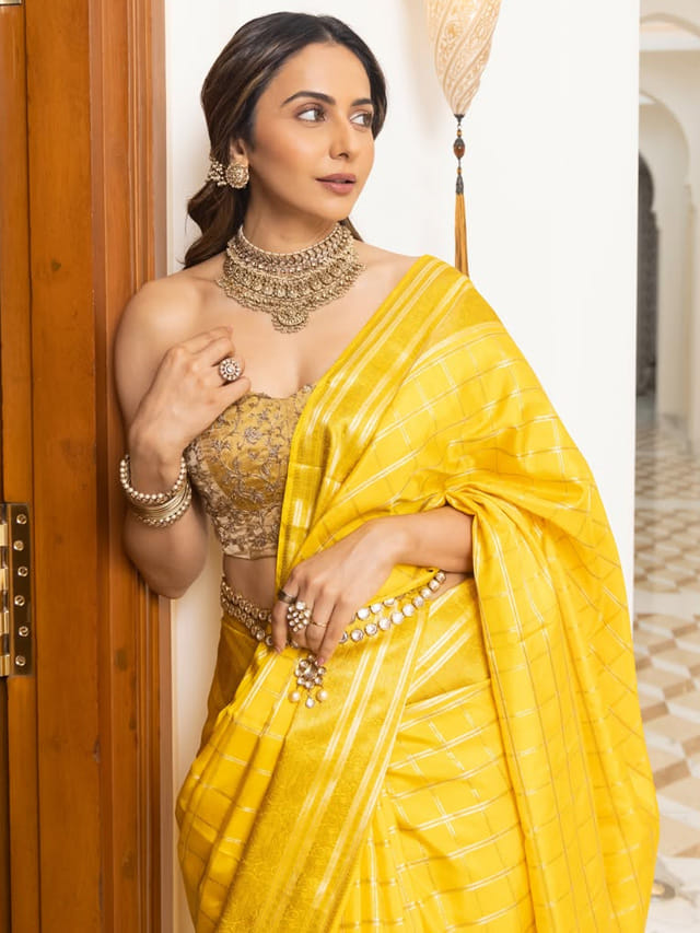 టాప్ లుక్స్ తో టెంప్ట్ చేస్తున్న రకుల్ ప్రీత్ సింగ్