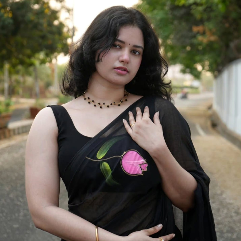 ఇదిలా ఉంటే రమ్య తెలుగు రియాలిటీ గేమ్ షో బిగ్ బాస్ లోకి అడుగుపెట్టి అందరిని ఆకట్టుకుంది. వైల్డ్ కాదు ద్వారా ఎంట్రీ ఇచ్చిన ఈ ముద్దుగుమ్మ ఉన్నది కొన్ని రోజులే కానీ బాగానే హడావిడి చేసింది. వెళ్లిన వెంటనే గొడవలు, గోలలు ఇలా రచ్చ చేసి ఆతర్వాత ఎలిమినేట్ అయ్యి బయటకు వచ్చింది.