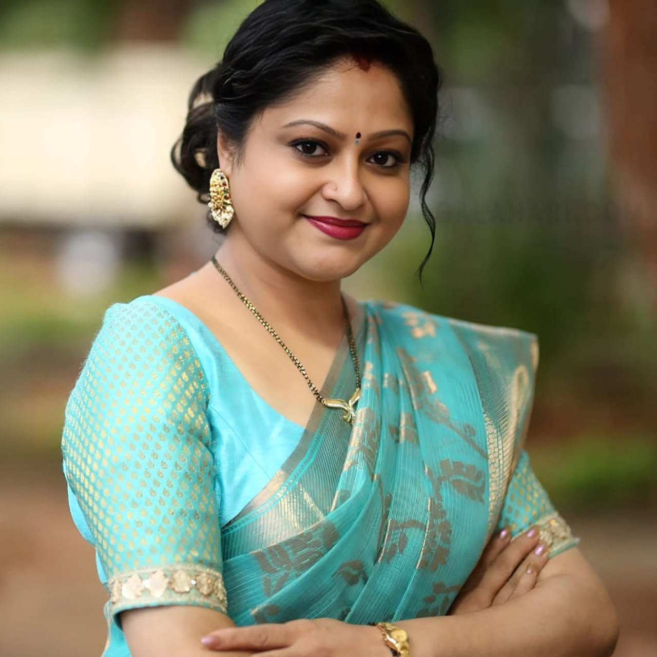 ప్రముఖ నటి రాశి గతంలో ఓ ఇంటర్వ్యూలో దర్శకుడు తేజ, నిజం సినిమాపై తన అనుభవాలను, అలాగే తన వ్యక్తిగత జీవితంలో జరిగిన ఒక విషాద సంఘటనను పంచుకున్నారు. రాశి మాట్లాడుతూ.. నిజం సినిమా విషయానికి వస్తే, తనకు ముందుగా చెప్పిన పాత్ర ఒకటని, అయితే చిత్రీకరణ సమయంలో పూర్తిగా భిన్నమైన సన్నివేశాలను ఎదుర్కోవాల్సి వచ్చిందని రాశి వెల్లడించారు.