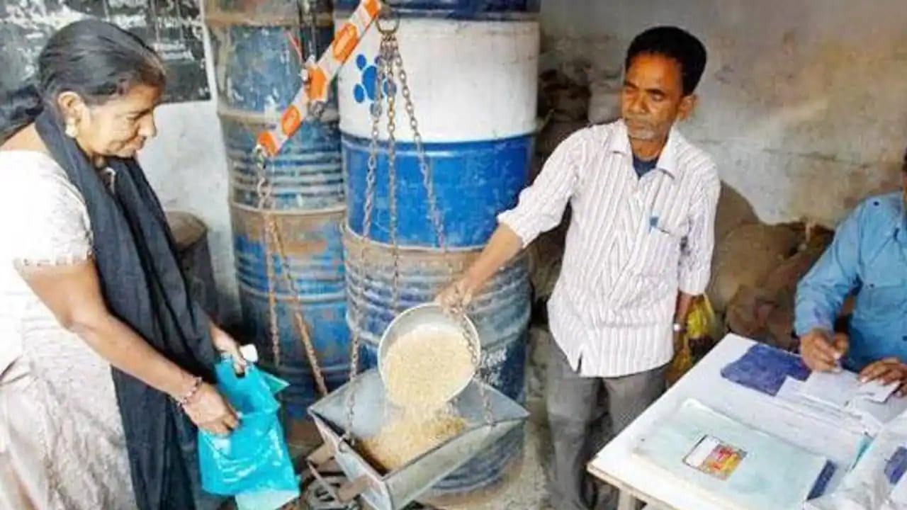 ఇక ఆగస్ట్, సెప్టెంబర్, అక్టోబర్ నెలకు సంబంధించిన రేషన్ను ఒకేసారి పంపిణీ చేయాలని కేంద్ర ప్రభుత్వం నిర్ణయించింది. వర్షాల క్రమంలో ఈ నిర్ణయం తీసుకుంది. ఆగస్ట్ 1 నుంచి ఈ పంపిణీ చేపట్టనుంది. ఈకేవైసీ ద్వారా రేషన్ కార్డు లబ్దిదారులు రేషన్ తీసుకోవచ్చు.