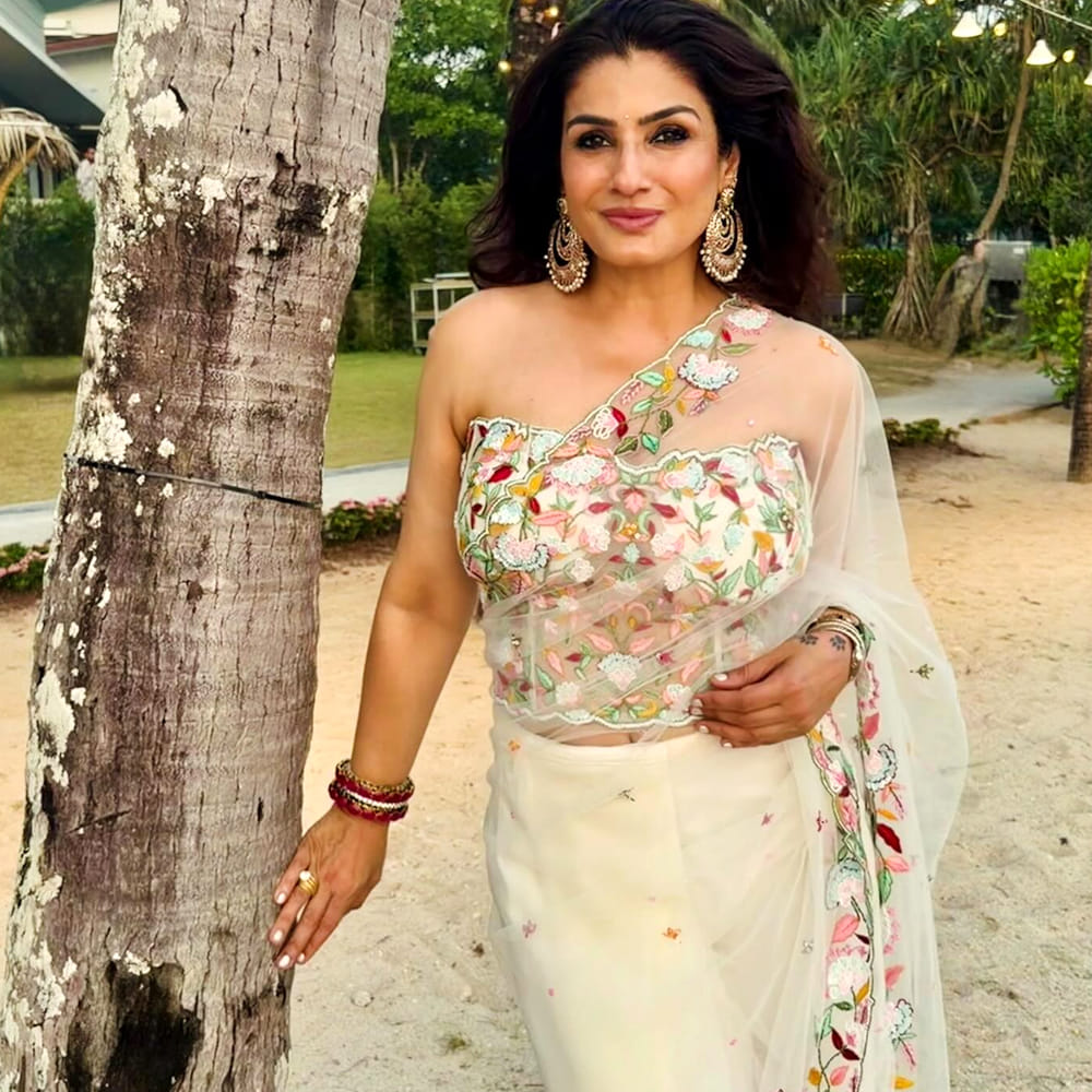 చిన్నవయసులో రవీనా చిత్రాలు చూసి ఆమె అంటే క్రష్ ఏర్పడిందని, అందుకే మాజీ గర్ల్ ఫ్రెండ్ అన్నానని తెలిపారు. వాస్తవానికి తనకు ఎవరూ గాళ్ ఫ్రెండ్స్ లేరని మరోసారి స్పష్టం చేశాడు ప్రభాస్. ఇక, రవీనా భర్త అనిల్ థడాని తమకు ఎంతో సహకరించారని ప్రభాస్ తెలిపారు ఈ కామెంట్స్ ఇప్పుడు మరోసారి వైరల్ అవుతున్నాయి. ప్రభాస్ స్పిరిట్ సినిమా కోసం ఫ్యాన్స్ వెయ్యికళ్లతో ఎదురుచూస్తున్నారు. ఈ సినిమాలో ప్రభాస్ పోలీస్ పాత్రలో కనిపించనున్నాడు.
