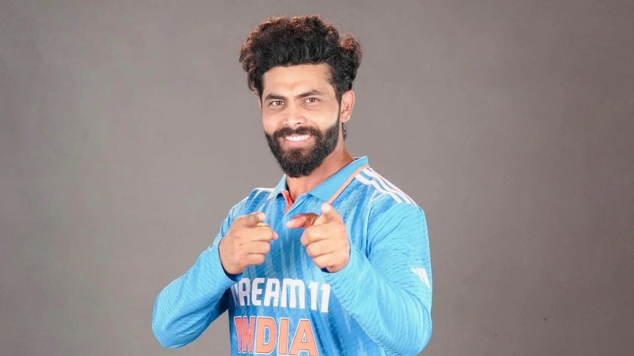 రాబోయే 2027 వన్డే ప్రపంచకప్ టోర్నీకి దక్షిణాఫ్రికా ఆతిథ్యం ఇవ్వనుంది. అక్కడి వాతావరణం, పిచ్లు పేస్ బౌలింగ్కు ఎక్కువగా సహకరిస్తాయి. కాబట్టి తుది జట్టులో ఎక్కువ మంది ఫాస్ట్ బౌలర్లను ఆడించాల్సిన అవసరం ఉంది. ఇలాంటప్పుడు బ్యాటింగ్, బౌలింగ్ రెండింటిలోనూ రాణించగల ఒక నాణ్యమైన స్పిన్ ఆల్రౌండర్ జట్టుకు అత్యంత కీలకం. స్పెషలిస్ట్ స్పిన్నర్ కుల్దీప్ యాదవ్ అద్భుతమైన బౌలర్ అయినప్పటికీ, బ్యాటింగ్లో పెద్దగా రాణించలేడు. అందుకే ఏడో స్థానంలో బ్యాటింగ్ చేయగల సత్తా ఉన్న అక్షర్ పటేల్ మీద కోచ్ గౌతమ్ గంభీర్ పూర్తి నమ్మకం ఉంచాడు. అక్షర్ పటేల్ గత కొంతకాలంగా అద్భుతమైన ఫామ్లో ఉండటంతో, భవిష్యత్తు ప్రణాళికల్లో అతనే తొలి ఎంపికగా మారాడు.