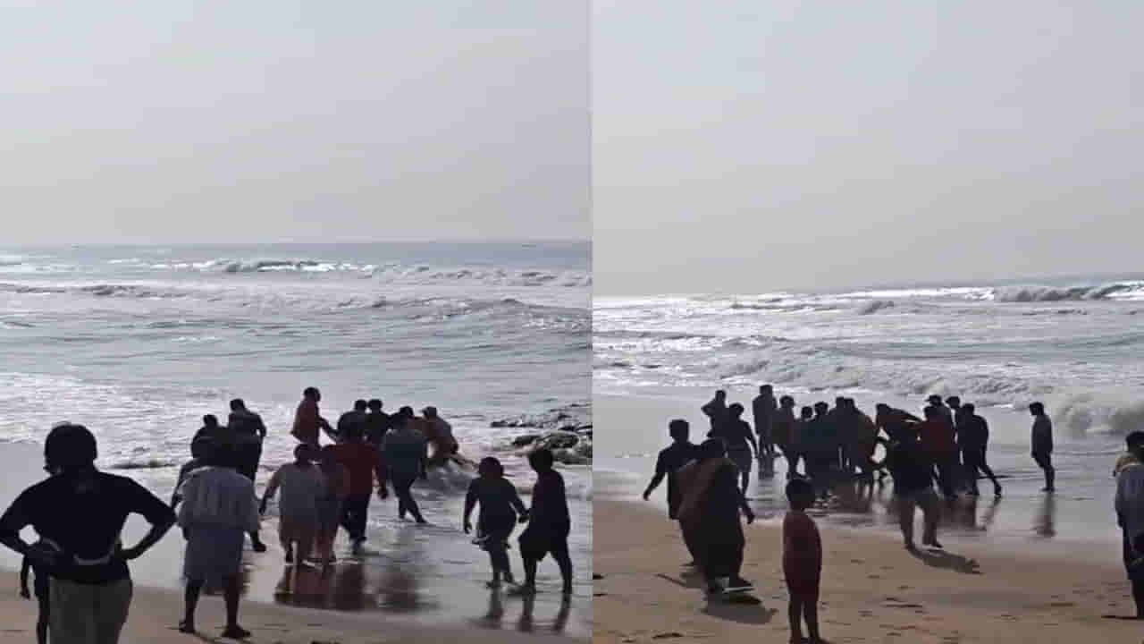 RK Beach: సరదాగా వైజాగ్ వెళ్లిన జగిత్యాల కుటుంబం.. ఆర్కే బీచ్లో తృటిలో తప్పిన ఘోర ప్రమాదం!