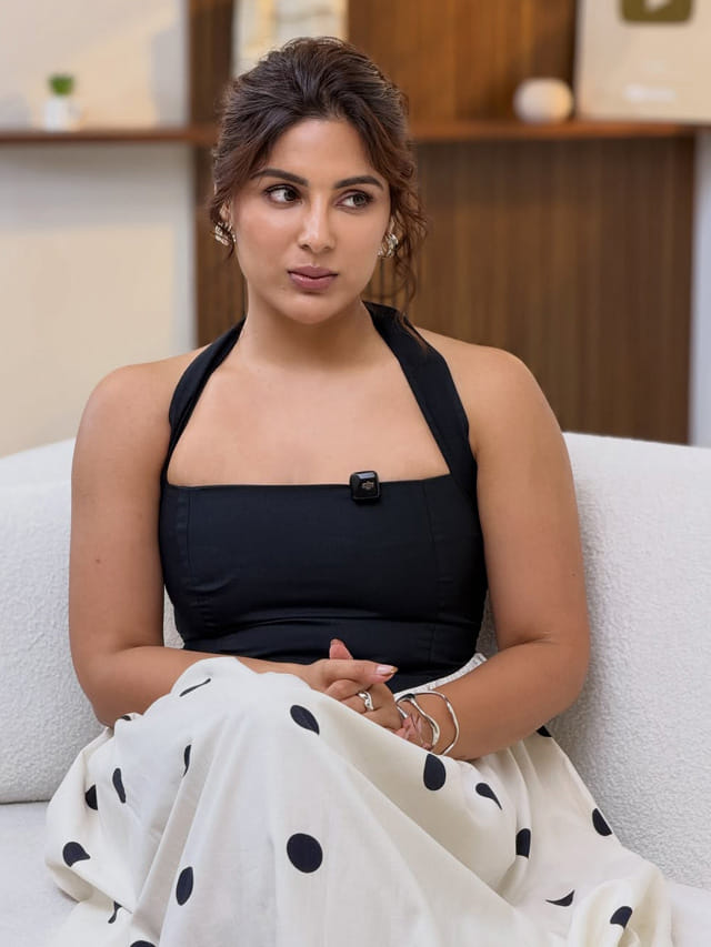 చురకత్తులాంటి చూపులతో కుర్రకారును చిత్తు చేస్తున్న సంయుక్త మీనన్