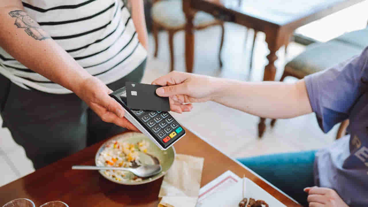 Service Charges: రెస్టారెంట్లో సర్వీస్ ఛార్జీ చెల్లిస్తున్నారా..? ఈ నెంబర్కు కాల్ చేస్తే తిరిగి మీ అకౌంట్లోకి డబ్బులు..