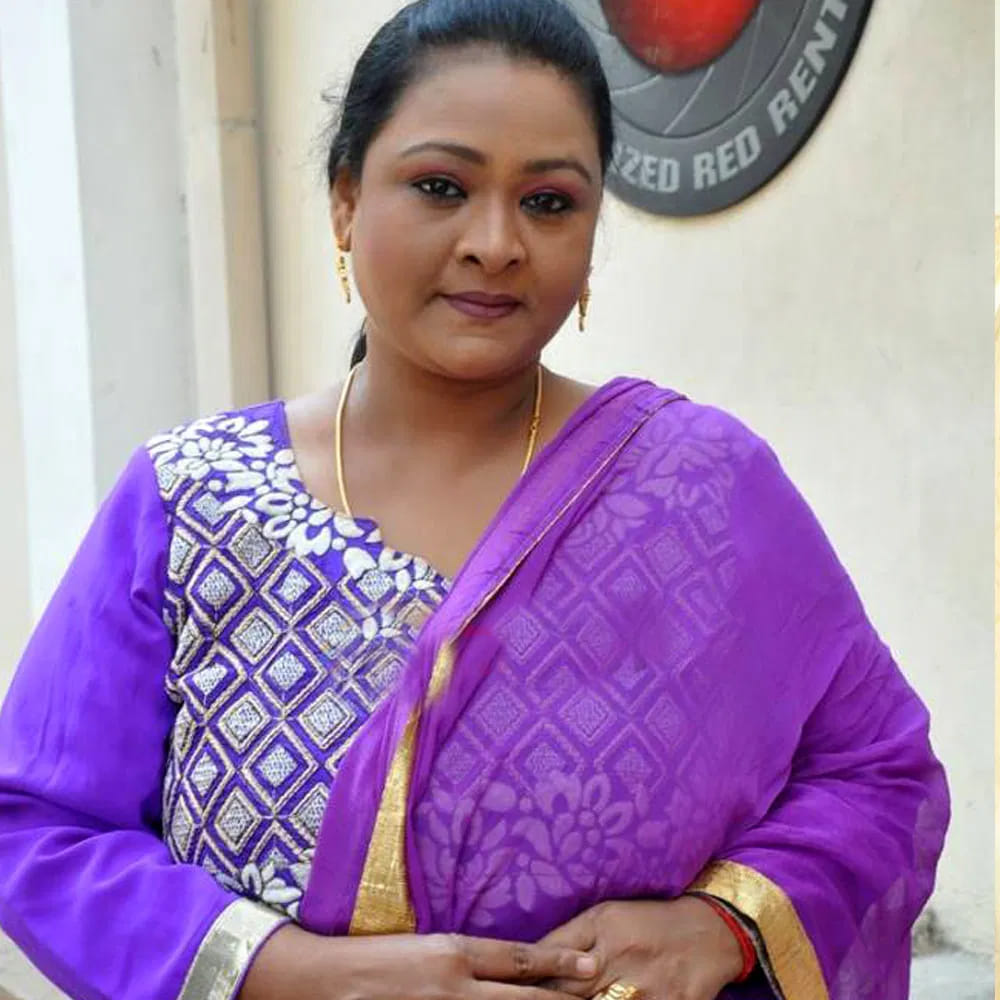 ఆమె ఎవరో కాదు బోల్డ్ సినిమాలతో పాపులర్ అయిన షకీల. సినిమాలతోనే కాదు తెలుగు బిగ్ బాస్ షో లో పాల్గొన్నారు ఆమె. నాగార్జున హోస్ట్ గా వ్యవహరిస్తున్న బిగ్ బాస్ సీజన్ 7లో షకీలా పాల్గొన్నారు. కొన్నివారాలకే ఆమె ఎలిమినేట్ అయ్యి బయటకు వచ్చారు. కాగా గతంలో షకీలా ఓ ఇంటర్వ్యూలో ఆమె మాట్లాడుతూ.. ఆసక్తికర విషయాలను పంచుకున్నారు. షకీలా ఇంతవరకు పెళ్లి చేసుకోలేదు. ఆమె తన జీవితంలో ఎన్నో ఎత్తు పల్లాలు చూశారు.