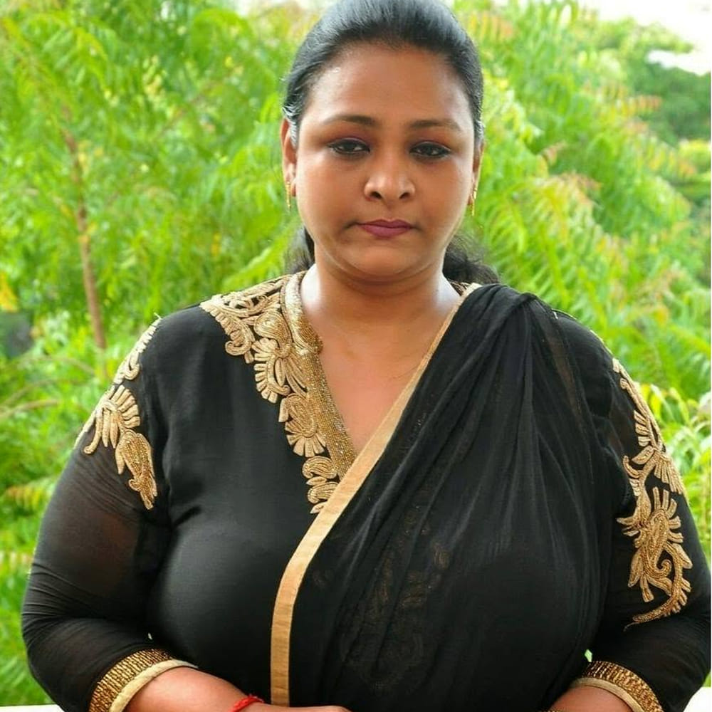 అప్పుడు నేను ఎవరికోసమైతే అంతగా కష్టపడ్డానో.. అంత సంపాదించానో.. వాళ్లు ఇప్పుడు నాతో లేరు. కేవలం డబ్బులు ఉంటేనే మనతో ఉంటారు. కానీ ఇప్పుడు నేను తినడానికి లేని పరిస్థితిలో లేను.. కానీ నాకంటూ ఎవ్వరూ లేరు అని అన్నారు షకీలా. అలాగే పెళ్లి గురించి మాట్లాడుతూ.. పెళ్లి అనేది మన చేతిలో ఉండదు అన్నారు. అలాగే నేను 23 ఏళ్లకే అన్ని చూసేశా.. చిన్న వయసులోనే బాగా సంపాదించా.. 5 కార్లు , కొన్ని ఇళ్లు కొన్నాను. అందరిలానే నాకు అనిపిస్తుంది.. నాకు కూడా ఒక ఫ్యామిలీ ఉండాలి.. పిల్లలు ఉండాలి. అమ్మ అని పిలిచే వాళ్లు ఉండాలి అని ఎమోషనల్ అయ్యారు షకీలా.