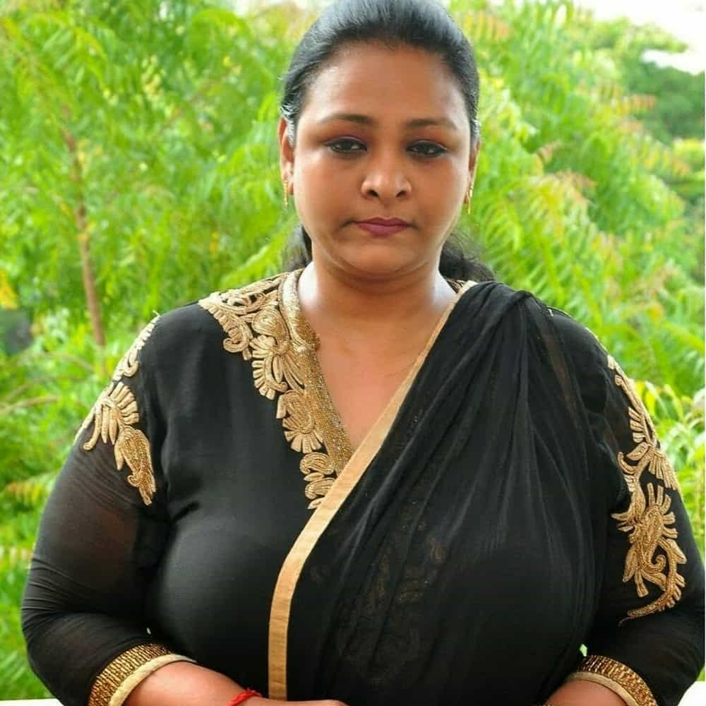 అప్పుడు నేను ఎవరికోసమైతే అంతగా కష్టపడ్డానో.. అంత సంపాదించానో.. వాళ్లు ఇప్పుడు నాతో లేరు. కేవలం డబ్బులు ఉంటేనే మనతో ఉంటారు. కానీ ఇప్పుడు నేను తినడానికి లేని పరిస్థితిలో లేను.. కానీ నాకంటూ ఎవ్వరూ లేరు అని అన్నారు షకీలా. అలాగే పెళ్లి గురించి మాట్లాడుతూ.. పెళ్లి అనేది మన చేతిలో ఉండదు అన్నారు. అలాగే నేను 23 ఏళ్లకే అన్ని చూసేశా.. చిన్న వయసులోనే బాగా సంపాదించా.. 5 కార్లు , కొన్ని ఇళ్లు కొన్నాను. అందరిలానే నాకు అనిపిస్తుంది.. నాకు కూడా ఒక ఫ్యామిలీ ఉండాలి.. పిల్లలు ఉండాలి. అమ్మ అని పిలిచే వాళ్లు ఉండాలి అని ఎమోషనల్ అయ్యారు షకీలా.