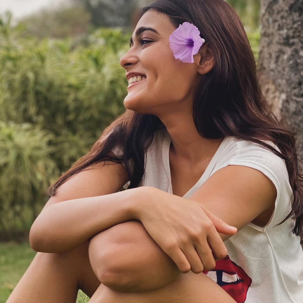 షాలిని పాండే తెలుగు, తమిళం, హిందీ సినిమాల్లో నటించి మెప్పించింది. ఈ బ్యూటీ 1993 సెప్టెంబర్ 23న మధ్యప్రదేశ్లోని జబల్పూర్లో జన్మించింది. జబల్పూర్ గ్లోబల్ ఇంజనీరింగ్ కళాశాల నుంచి ఇంజనీరింగ్ పూర్తి చేసిన షాలిని, చిన్నప్పటి నుంచి నటనపై ఆసక్తితో సినిమాల్లోకి వచ్చింది. ఇంజనీరింగ్ చదువుతున్న రెండవ సంవత్సరం నుంచే ఆమె నాటకాల్లో నటించడం ప్రారంభించింది.