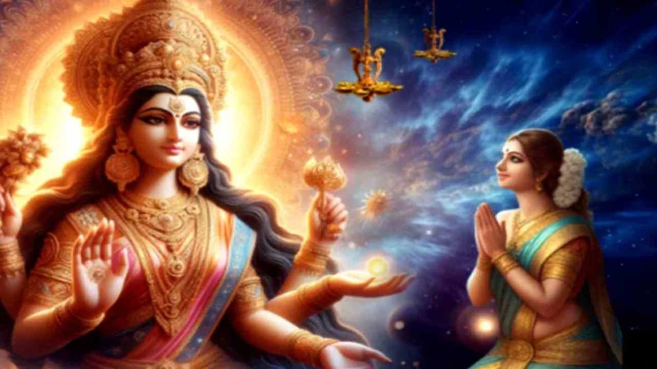 శ్రావణ మాసం శివుడికి అత్యంత ప్రీతికరమైన మాసం అంటారు. ఈ మాసంలో శివుడిని పూజించడం, శివనామస్మరణ చేయడం వలన అన్నివిధాలుగా కలిసి వస్తుంది అంటారు. అయితే శ్రావణ మాసంలో మూడుగ్రహాలు సంచారం చేయనున్నాయి. దీని వలన నాలుగు రాశుల వారికి పట్టింది బంగారమే, ముట్టింది ముత్యమే అవుతుందంట. ఇంతకీ ఆ రాశులు ఏవి అంటే?