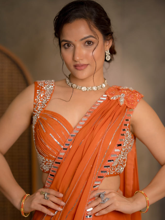 పరువాలతో పిచ్చెక్కిస్తున్న సిరి హనుమంత్