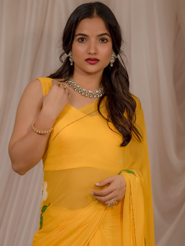 పసుపు చీరలో కట్టిపడేస్తున్న సిరి హనుమంత్.. స్టన్నింగ్ లుక్స్..