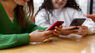 Smartphone: మీ స్మార్ట్‌ఫోన్ మీ బాడీ షేప్‌ను మార్చేస్తోందా? ఫోన్ బాడీ అంటే ఏంటో తెలుసా?