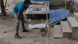 ఆలయం వద్ద 10 అడుగుల పాము..భయంతో భక్తుల పరుగులు