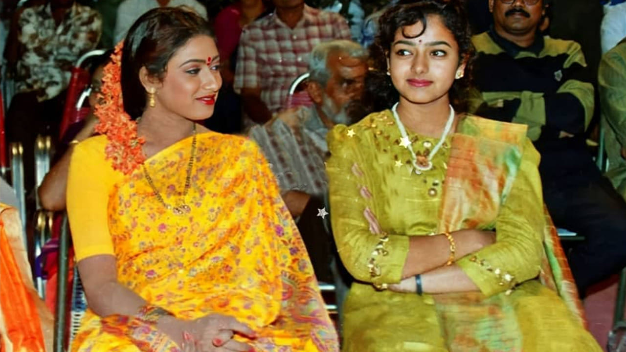 ఈ ఘటన జరిగినప్పుడు శకుంతల గారు కూడా అక్కడే ఉన్నారని, తర్వాత సౌందర్య మరణం అనంతరం ఒక సినిమాలో కలిసి నటిస్తున్నప్పుడు శకుంతల గారు ఆ విషయాన్ని గుర్తు చేశారని తెలిపారు. ఒకవేళ చేసుకుని ఉంటే, నేను కూడా ఫ్లైట్లో పోయేదాన్ని అమ్మా అని శకుంతల గారు అన్నారని ఆమని వివరించారు. నేను తన వదినగా వస్తే బాగుంటుందని సౌందర్య నాన్నగారు వ్యక్తిగతంగా ఫోన్ చేసి పిలిచేవారని ఆమని పేర్కొన్నారు.
