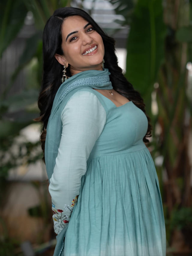 ఘాటు అందాలతో.. దిమ్మ తిరిగేలా చేస్తున్న స్రవంతి చొక్కారపు