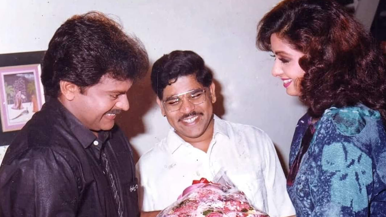 ఆ తర్వాత కొండవీటి దొంగ సినిమాకు హీరోయిన్‌గా మొదట శ్రీదేవిని అనుకున్నారు. నిర్మాత త్రివిక్రమరావు, దర్శకుడు కోదండరామిరెడ్డి శ్రీదేవిని కలిసి, హీరోయిన్‌గా నటించమని అడిగారు. తమ కాంబినేషన్‌లో మొదలైన సినిమా కుదరలేదు కనీసం ఇదైనా చేద్దామని కోదండరామిరెడ్డి శ్రీదేవిని కోరారు. సినిమా పేరు అడిగినప్పుడు, కొండవీటి దొంగ అని చెప్పారు. శ్రీదేవి ఆలోచించుకుని చెబుతానని అన్నారు. అప్పుడు త్రివిక్రమరావు, ఆమె రికార్డ్ చేసిన పాటల్లో రెండు తమకు ఇవ్వమని, ఎంత ఖర్చయ్యిందో చెబితే ఇచ్చేస్తానని అడిగారు. అయితే, తాను పాటలను అమ్ముకునే రకం కాదని, ఆ పాటలెవరికీ ఇవ్వనని శ్రీదేవి స్పష్టం చేశారు. తర్వాత తల్లితో ఆలోచించుకుని కొండవీటి దొంగ సినిమాలో నటించడానికి అంగీకరించారు. శ్రీదేవి సొంత సినిమాలో ఆమె పాత్ర పేరు శ్రీజ. ఆ సినిమా ఆగిపోయినా, ఆ పేరు చిరంజీవి మదిలో నిలిచిపోయింది. కొన్నేళ్ల తర్వాత తన చిన్న కూతురికి శ్రీజ అని పేరు పెట్టుకున్నారు చిరంజీవి.
 