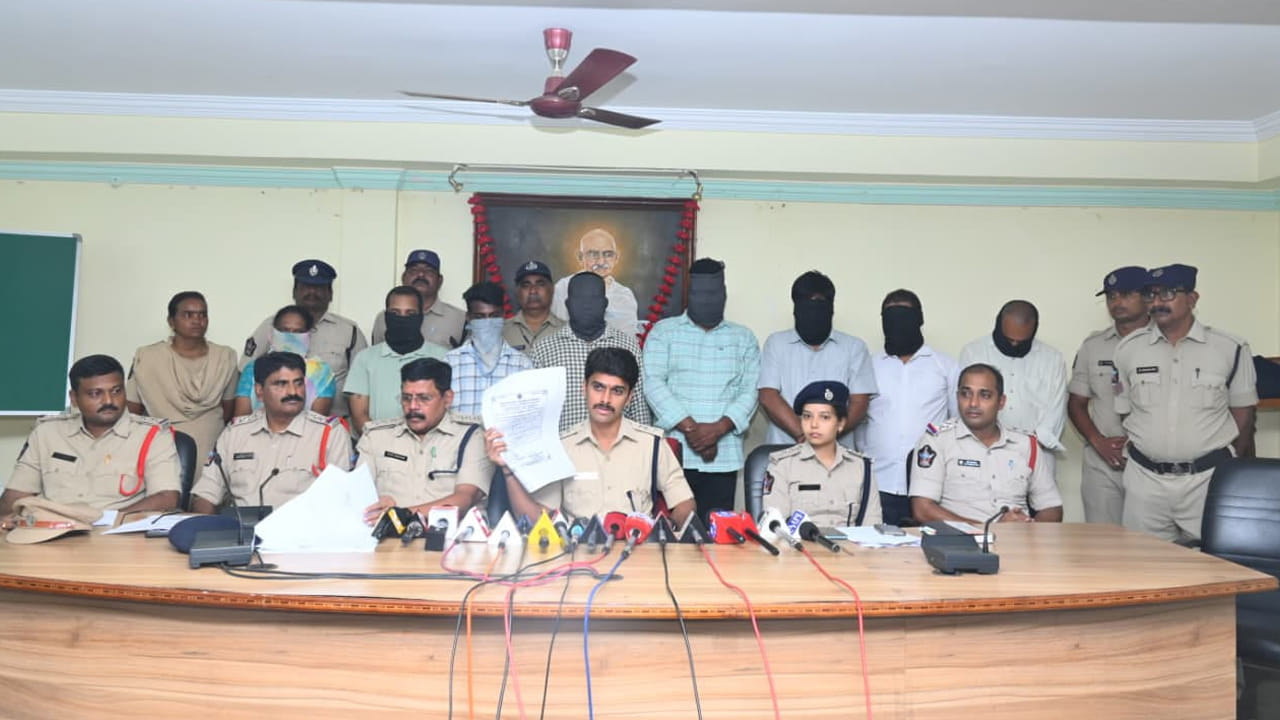 4 కోట్ల విలువైన భూమి కబ్జా.. మాజీ స్పీకర్ తమ్మినేని సీతారాం, భార్య, కుమారుడిపై కేసు నమోదు