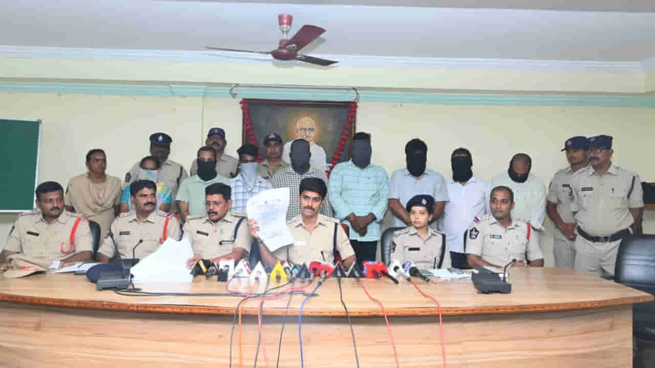 4 కోట్ల విలువైన భూమి కబ్జా.. మాజీ స్పీకర్ తమ్మినేని సీతారాం, భార్య, కుమారుడిపై కేసు నమోదు