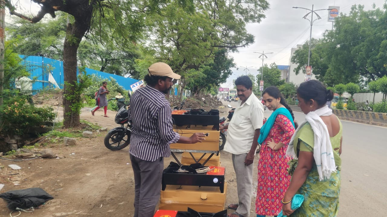 రోజురోజుకూ పెరుగుతున్న గ్యాస్ ధరలు, ప్రత్యామ్నాయ ఇంధనాల అవసరం నేపథ్యంలో జగిత్యాల పట్టణంలో కొత్త తరహా ఛార్జింగ్ స్టౌలు వినియోగదారుల దృష్టిని ఆకర్షిస్తున్నాయి. సాధారణ గ్యాస్ పొయ్యిల మాదిరిగానే కనిపించే ఈ స్టౌలు విద్యుత్తో ఛార్జ్ అయ్యే బ్యాటరీ, చిన్న మోటార్ సహాయంతో పనిచేస్తాయి. వంటకు అవసరమైన వేడిని అందించేందుకు చిన్నపాటి పుల్లలు లేదా బొగ్గులను మాత్రమే ఉపయోగించడం వీటి ప్రత్యేకత.