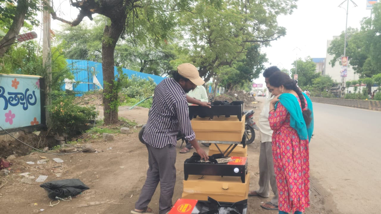 ఈ స్టౌలో పుల్లలు లేదా బొగ్గులు వేసి బటన్ నొక్కగానే లోపల అమర్చిన మోటార్ గాలిని పంపించి మంటను వేగంగా రగిలిస్తుంది. దీంతో పొగ తక్కువగా ఉండటంతో పాటు వంట కూడా త్వరగా పూర్తవుతుందని విక్రేతలు చెబుతున్నారు.