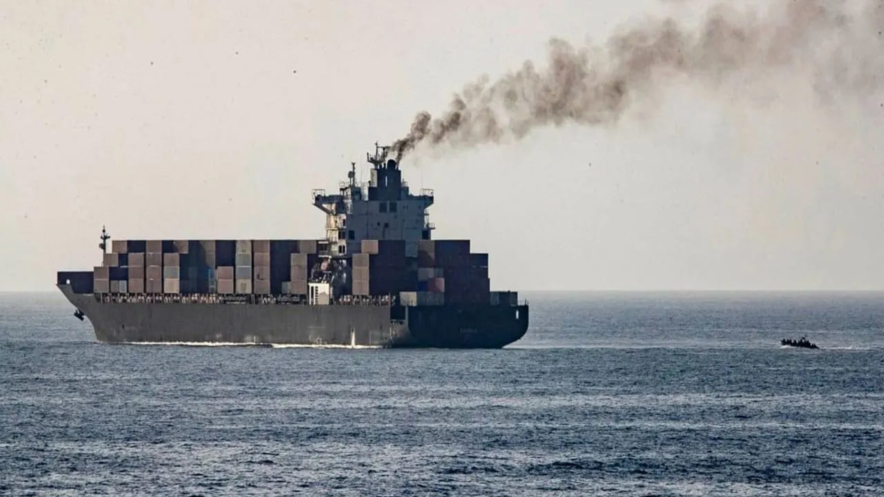 Strait of Hormuz: హార్ముజ్ జలసంధిలో వాణిజ్య నౌకలపై ఇరాన్ క్షిపణి దాడులు.. ఒప్పందానికి తూట్లు..!