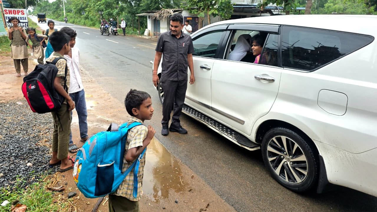 విద్యార్థులు బస్సు కోసం వేచి చూస్తున్నట్టు చెప్పడంతో వర్షంలో తడుస్తున్న ఆ విద్యార్థుల పరిస్థితిని చూసి చలించి పోయారు కలెక్టర్. తన కారులో ఆ విద్యార్థులను ఎక్కించుకోకుండా ఉండలేకపోయారు. విద్యార్థులను ఏ ఊరికి వెళ్లాలనేదీ వాకబు చేసి.. వారి సొంతూరు చిన్నప్పన్నపాలెంలో క్షేమంగా దింపారు.