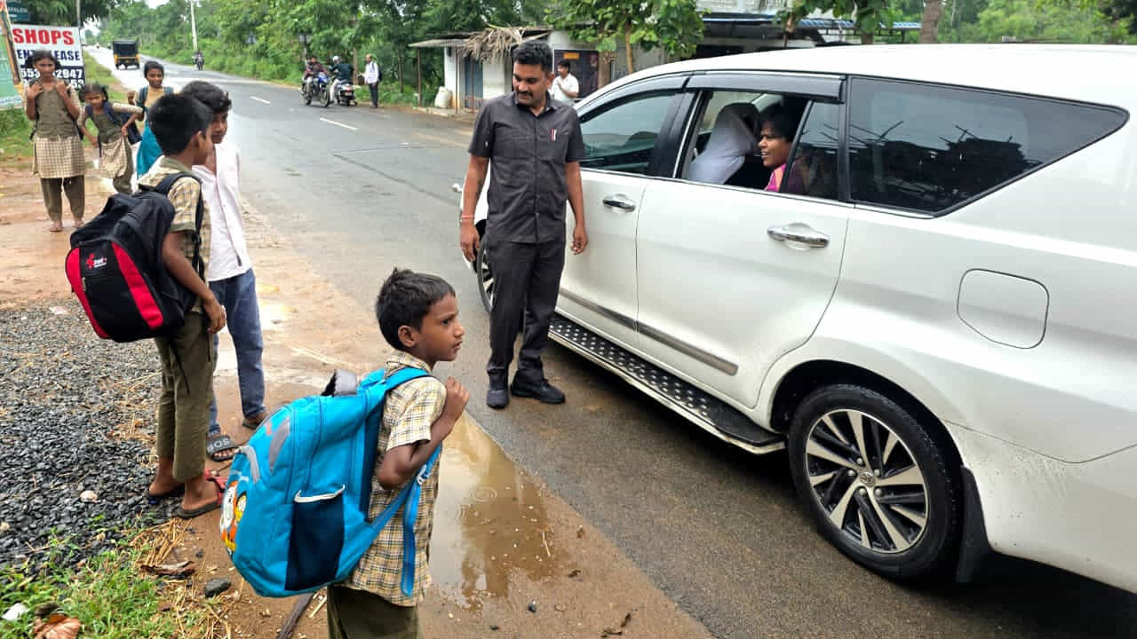 విద్యార్థులు బస్సు కోసం వేచి చూస్తున్నట్టు చెప్పడంతో వర్షంలో తడుస్తున్న ఆ విద్యార్థుల పరిస్థితిని చూసి చలించి పోయారు కలెక్టర్. తన కారులో ఆ విద్యార్థులను ఎక్కించుకోకుండా ఉండలేకపోయారు. విద్యార్థులను ఏ ఊరికి వెళ్లాలనేదీ వాకబు చేసి.. వారి సొంతూరు చిన్నప్పన్నపాలెంలో క్షేమంగా దింపారు.