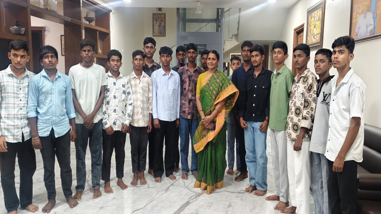 అర్థరాత్రి MLA ఇంటికెళ్లిన 17మంది గురుకుల విద్యార్ధులు.. ఎందుకంటే