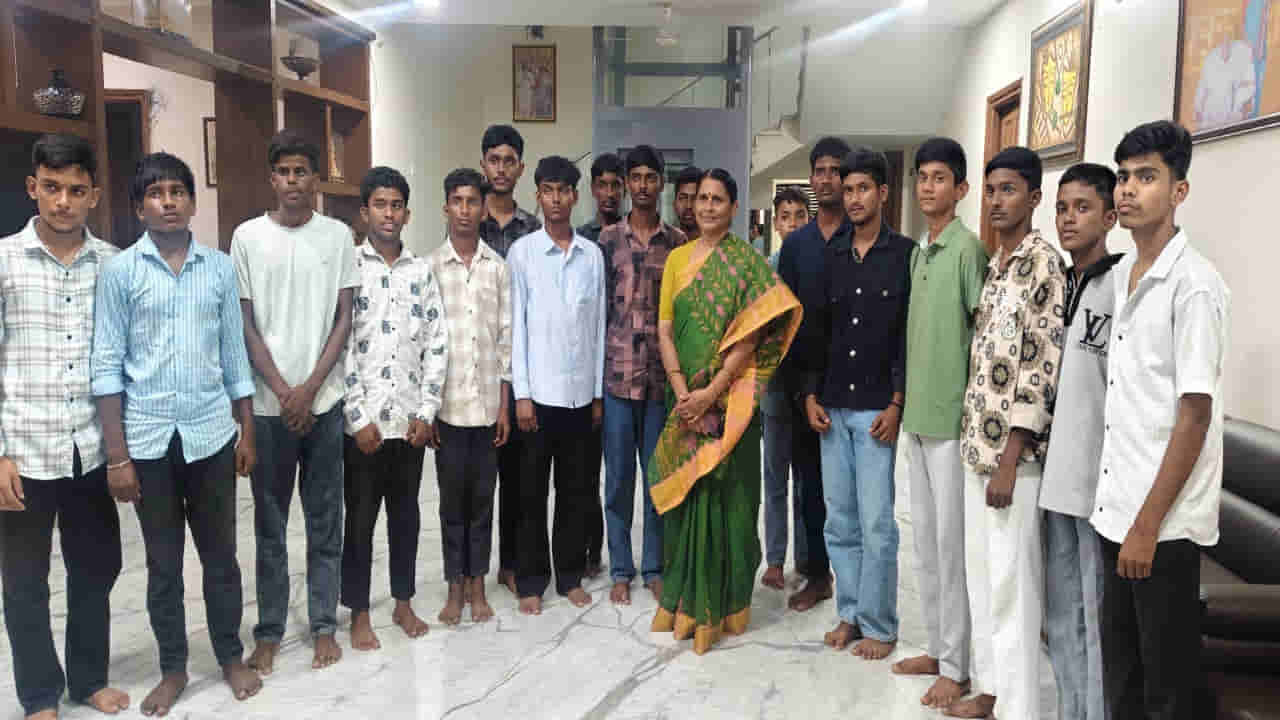 Watch: అర్థరాత్రి MLA ఇంటికి వెళ్లిన 17 మంది గురుకుల విద్యార్ధులు.. రాత్రికి రాత్రే ఆదేశాలు
