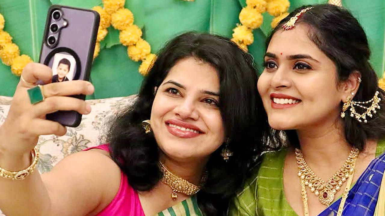  త్వరలోనే ఓ పండంటి బిడ్డకు జన్మనివ్వనున్న సుకృతికి ఘనంగా సీమంతం  నిర్వహించారు కుటుంబ సభ్యులు. బంధువులు, స్నేహితులు, సన్నిహితులు ఈ వేడుకకు హాజరయ్యారు. సుకృతికి ముందుగానే అభినందనలు, శుభాకాంక్షలు చెప్పారు.