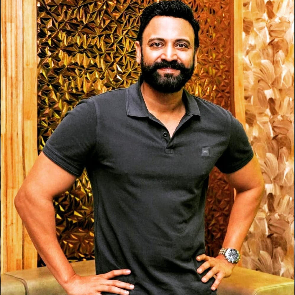 ఉదయం ప్రశాంతత తర్వాత సుమంత్ ప్రతిరోజూ క్రమం తప్పకుండా రెండు గంటల పాటు జిమ్లో వర్కవుట్ చేస్తారు. ఈ వర్కవుట్ సమయంలో బోర్ కొట్టకుండా వెయిట్స్ లిఫ్ట్ చేస్తూనే ఏదైనా సినిమా, షో లేదా పాడ్కాస్ట్ వినడం ఆయనకు అలవాటు. ఇక ఆహారం విషయానికి వస్తే, సుమంత్ హోమ్ ఫుడ్ (ఇంటి వంట) తినడానికే ఇష్టపడతారు.