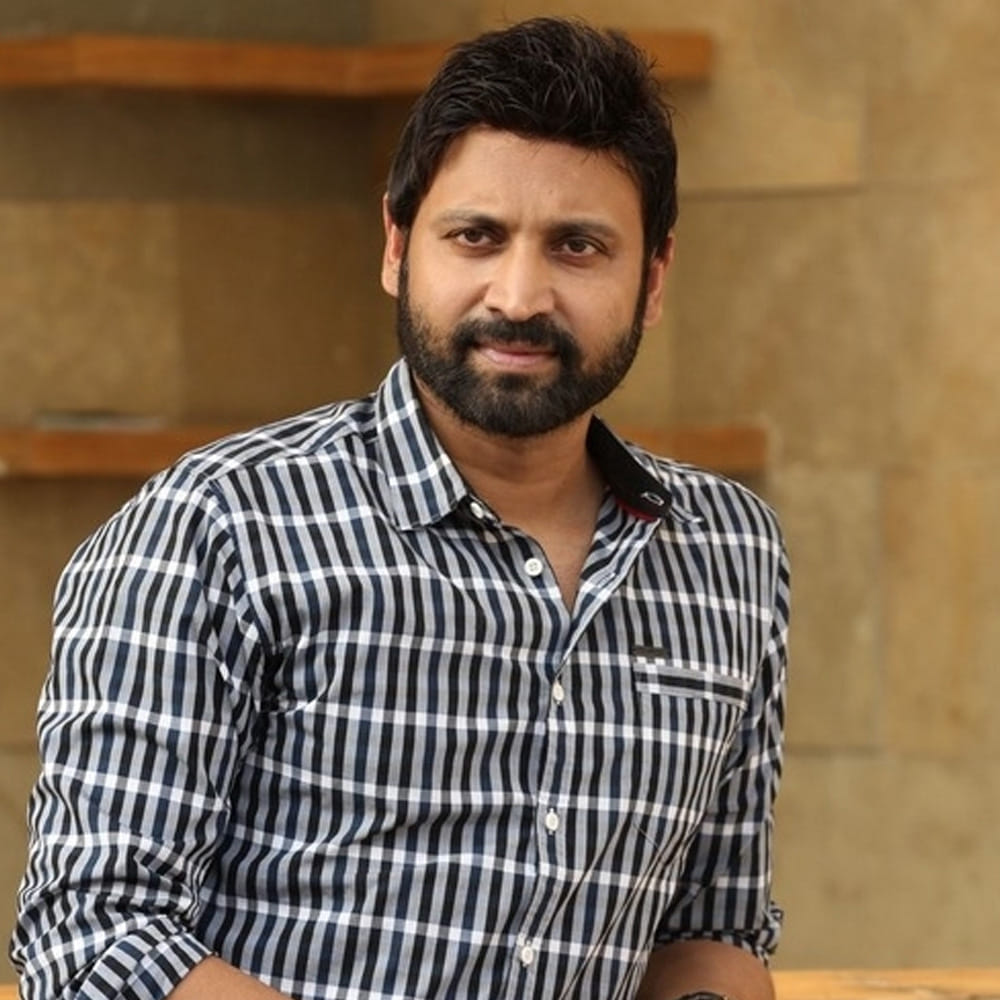 ఒక్కోసారి స్నేహితులతో, మరికొన్ని సార్లు ఒంటరిగా వెళ్లి సినిమా ఎక్స్పీరియన్స్ను ఆస్వాదిస్తారు. ఖాళీ సమయాల్లో తన సోదరి, తండ్రి మరియు మనవరాళ్లతో కలిసి సమయం గడుపుతారు. జీవితంలో వచ్చే విమర్శలను లేదా ప్లాన్స్ అనుకున్నట్లు జరగకపోవడాన్ని తాను ఓవర్ థింక్ చేయనని, ప్రతి విషయాన్ని బ్యాలెన్స్డ్గా తీసుకుంటానని సుమంత్ చాలా హుందాగా చెప్పారు.