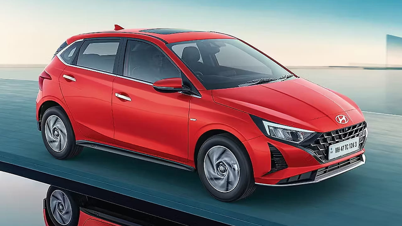 Best Sunroof Cars: హ్యుందాయ్ ఐ20: ప్రస్తుతం దేశంలో సన్రూఫ్తో కూడిన కార్లలో మాగ్నా వేరియంట్ అత్యంత సరసమైనది. దీని ధరలు రూ.6.99 లక్షల (ఎక్స్-షోరూమ్) నుండి ప్రారంభమవుతాయి. దీని డిజైన్ స్పోర్టీగా, ఆధునికంగా ఉంటుంది. ఇందులో ప్రత్యేకమైన ఫ్రంట్ గ్రిల్, ఆకట్టుకునే LED DRLలు ఉన్నాయి. క్యాబిన్ స్పేస్, ఇంటీరియర్ నాణ్యత ప్రీమియంగా ఉంటాయి. ఈ బడ్జెట్-ఆధారిత వేరియంట్ ఎలక్ట్రిక్ సన్రూఫ్తో పాటు, వెనుక ఏసీ వెంట్లు, ఫ్రంట్ ఆర్మ్రెస్ట్ వంటి ఫీచర్లను కూడా అందిస్తుంది.