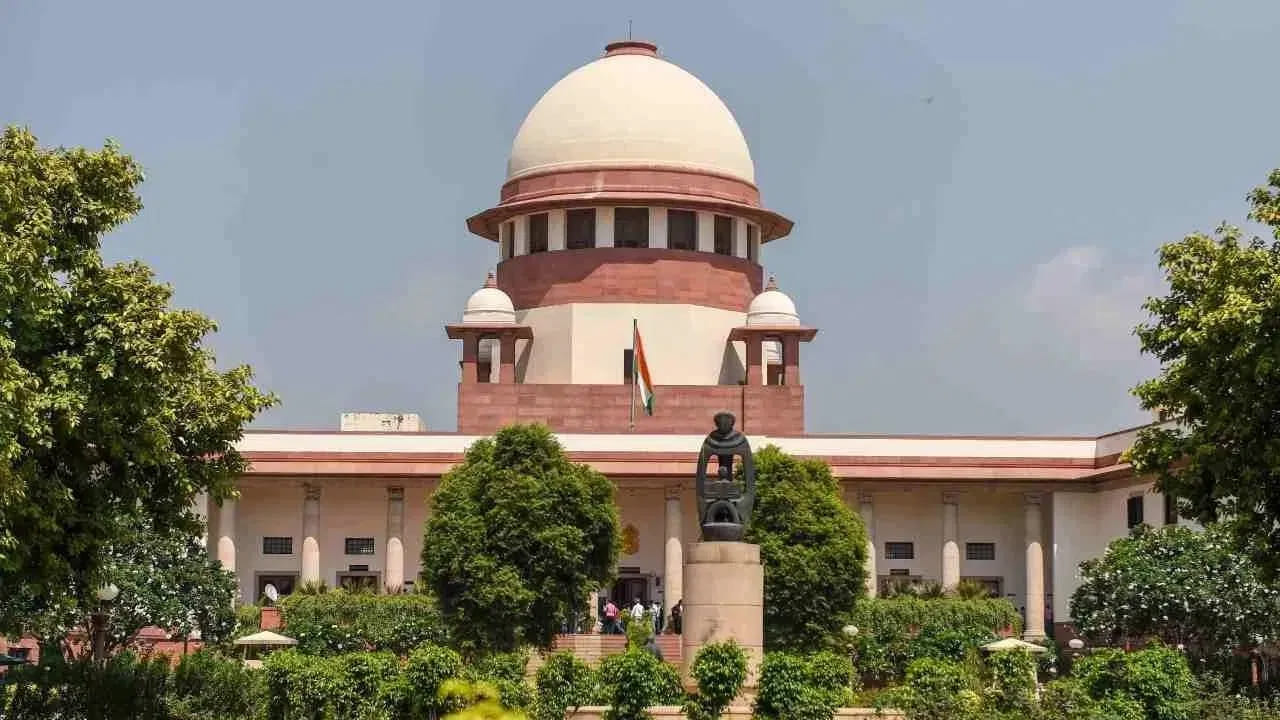 Supreme Court: బూతులు తిడితే అది అశ్లీలత కాదు.. సుప్రీం కోర్టు సంచలన తీర్పు..