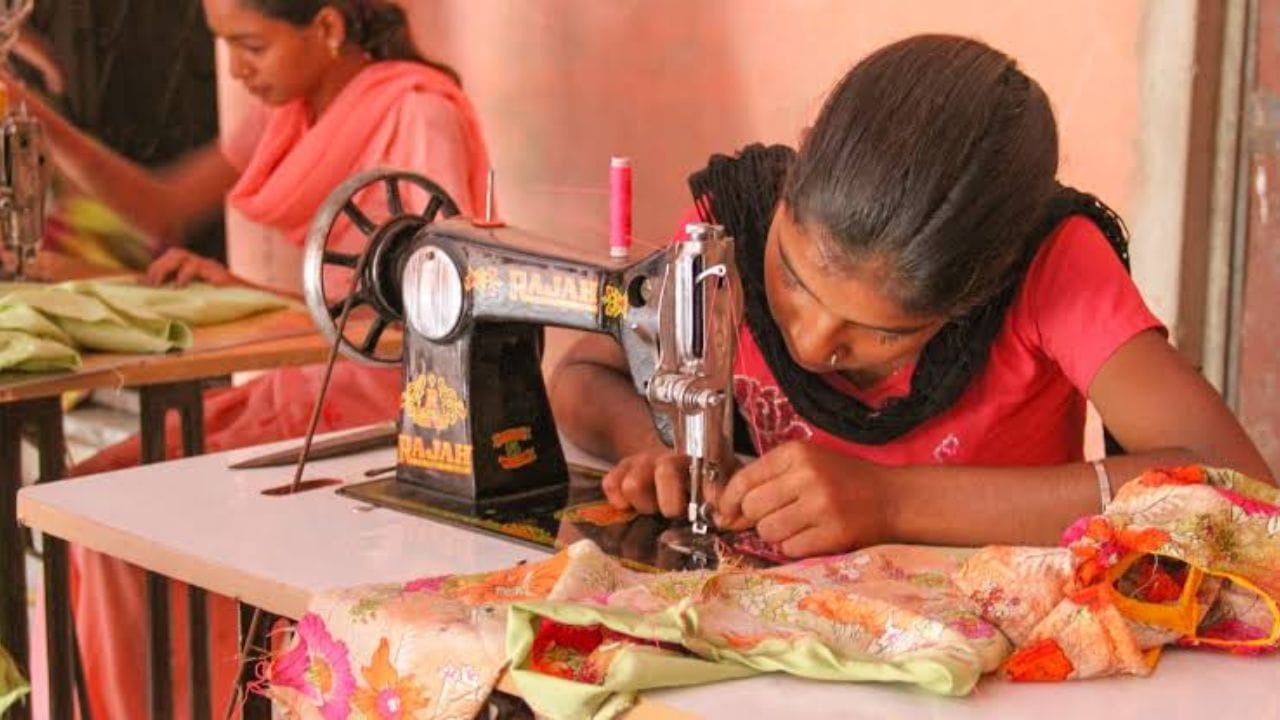కుట్టడం, గొడవలు: సాయంకాలం సూదితో బట్టలు కుట్టకూడదు. ముఖ్యంగా ఇంట్లో ఆడవాళ్లు ఏడవడం, గొడవలు పడటం వంటివి చేస్తే కష్టాలు ప్రారంభమవుతాయి. అలాగే ఇంటి గుమ్మానికి కట్టిన నిమ్మకాయలు, బూడిద గుమ్మడికాయలను సాయంత్రం పూట మార్చకూడదు. ఈ ధర్మశాస్త్రాలు పేర్కొంటున్న ఈ నియమాలను పాటించడం ద్వారా ప్రతికూల శక్తి దూరమై, ఇంట్లో లక్ష్మీదేవి అనుగ్రహంతో ఐశ్వర్యం సిద్ధిస్తుందని పెద్దలు చెబుతున్నారు.( Note: ఇవి కేవలం అవగాహన కోసం మాత్రమే అందించబడినవి.. వీటిని Tv9 దృవీకరించిండం లేదు)