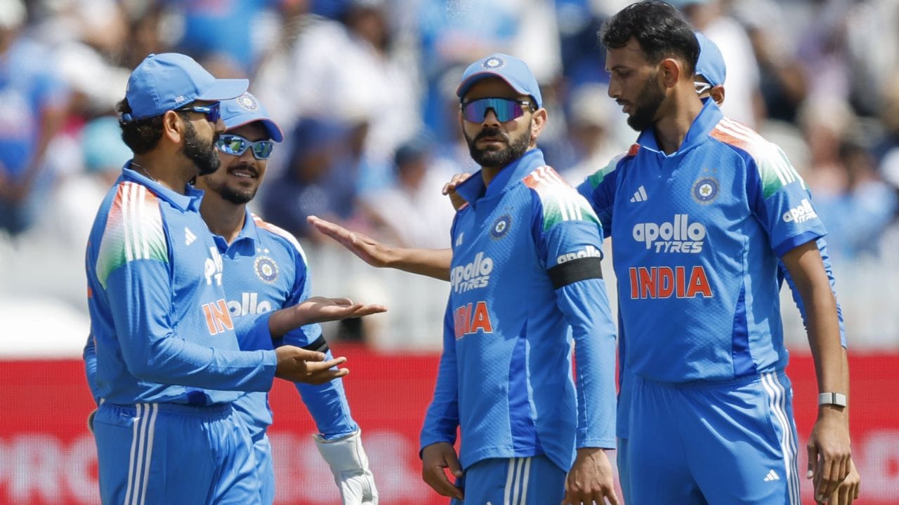 యూకే పర్యటనలో నిరాశపరిచిన టీమిండియా..: ఇంగ్లాండ్, ఐర్లాండ్ పర్యటనల్లో భారత్ ఆధిపత్యం చెలాయిస్తుందని అంతా భావించారు. కానీ మైదానంలో పరిస్థితి పూర్తిగా భిన్నంగా మారింది. విరాట్ కోహ్లీ, రోహిత్ శర్మ, శ్రేయస్ అయ్యర్ మినహా మిగిలిన ప్రధాన బ్యాటర్లు ఎవరూ రాణించలేకపోయారు. బౌలింగ్ విభాగంలోనూ క్రమశిక్షణ లోపించడంతో ఆతిథ్య జట్టు సులభంగా ఆధిపత్యం చెలాయించింది. చరిత్రలో అత్యంత బలంగా భావించే వన్డే ఫార్మాట్లోనూ భారత్ 1-2 తేడాతో సిరీస్ కోల్పోవడం చేదు నిజం. ఈ పరాజయం తర్వాత 2027 ప్రపంచకప్ రేసు నుంచి కొందరిని తప్పించేందుకు బీసీసీఐ సిద్ధమవుతోంది.