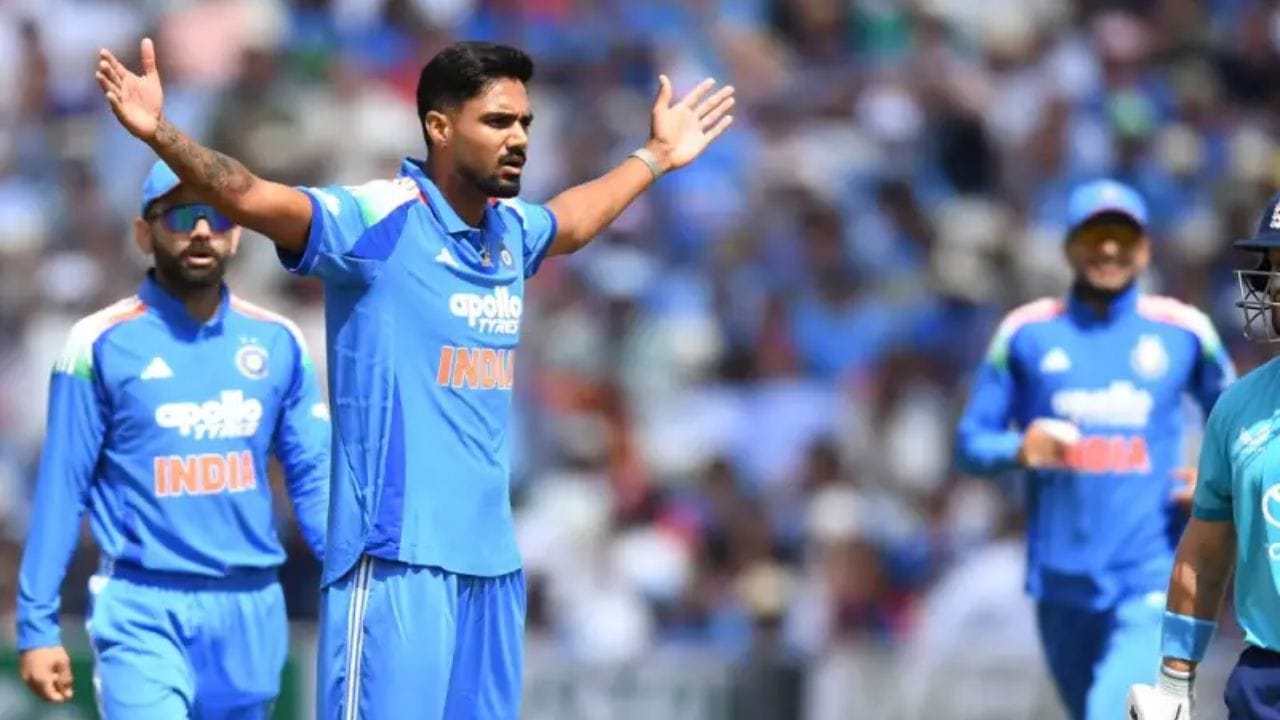 3. గుర్నూర్ బ్రార్: యువ బౌలర్ గుర్నూర్ బ్రార్కు ఈ సిరీస్ ఒక చేదు అనుభవాన్ని మిగిల్చింది. ఇంగ్లాండ్ బ్యాటర్లు ఆయన బౌలింగ్ను సులభంగా ఎదుర్కొంటూ విరుచుకుపడ్డారు. మూడు వన్డేల్లో 4 వికెట్లు తీసినప్పటికీ, 7.76 ఎకానమీ రేటుతో పరుగులు సమర్పించుకోవడం తీవ్ర ఆందోళనకరం. మూడో వన్డేలో అత్యధిక పరుగులు ఇచ్చిన భారత బౌలర్లలో ఒకడిగా నిలిచాడు. జస్ప్రీత్ బుమ్రా, హర్షిత్ రాణా, ప్రసిద్ధ్ కృష్ణ, మహమ్మద్ సిరాజ్ వంటి నాణ్యమైన పేసర్లు అందుబాటులో ఉన్న వేళ, గుర్నూర్ బ్రార్ను ప్రపంచకప్ ప్రణాళికల నుంచి తప్పించే అవకాశాలు ఎక్కువగా ఉన్నాయి.