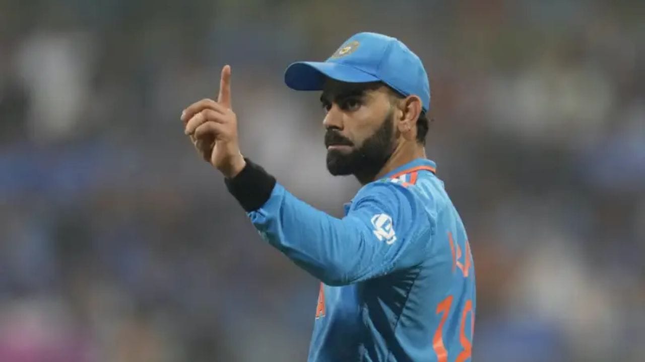 కెప్టెన్గా ఒకే క్యాలెండర్ ఇయర్లో అత్యధిక వన్డే శతకాలు: సారథిగా జట్టును ముందుండి నడిపించడమే కాకుండా, బ్యాటర్గా పరుగుల వరద పారించడం కోహ్లీకి మాత్రమే చెల్లింది. 2017, 2018 సంవత్సరాల్లో కెప్టెన్గా విరాట్ కోహ్లీ బ్యాట్ శివతాండవం చేసింది. ఈ రెండు సంవత్సరాల్లోనూ ఆయన కెప్టెన్ హోదాలో ఏడాదికి 6 చొప్పున వన్డే సెంచరీలు బాదాడు. గతంలో సౌరవ్ గంగూలీ పేరిట ఉన్న 5 సెంచరీల రికార్డును కోహ్లీ అధిగమించాడు.