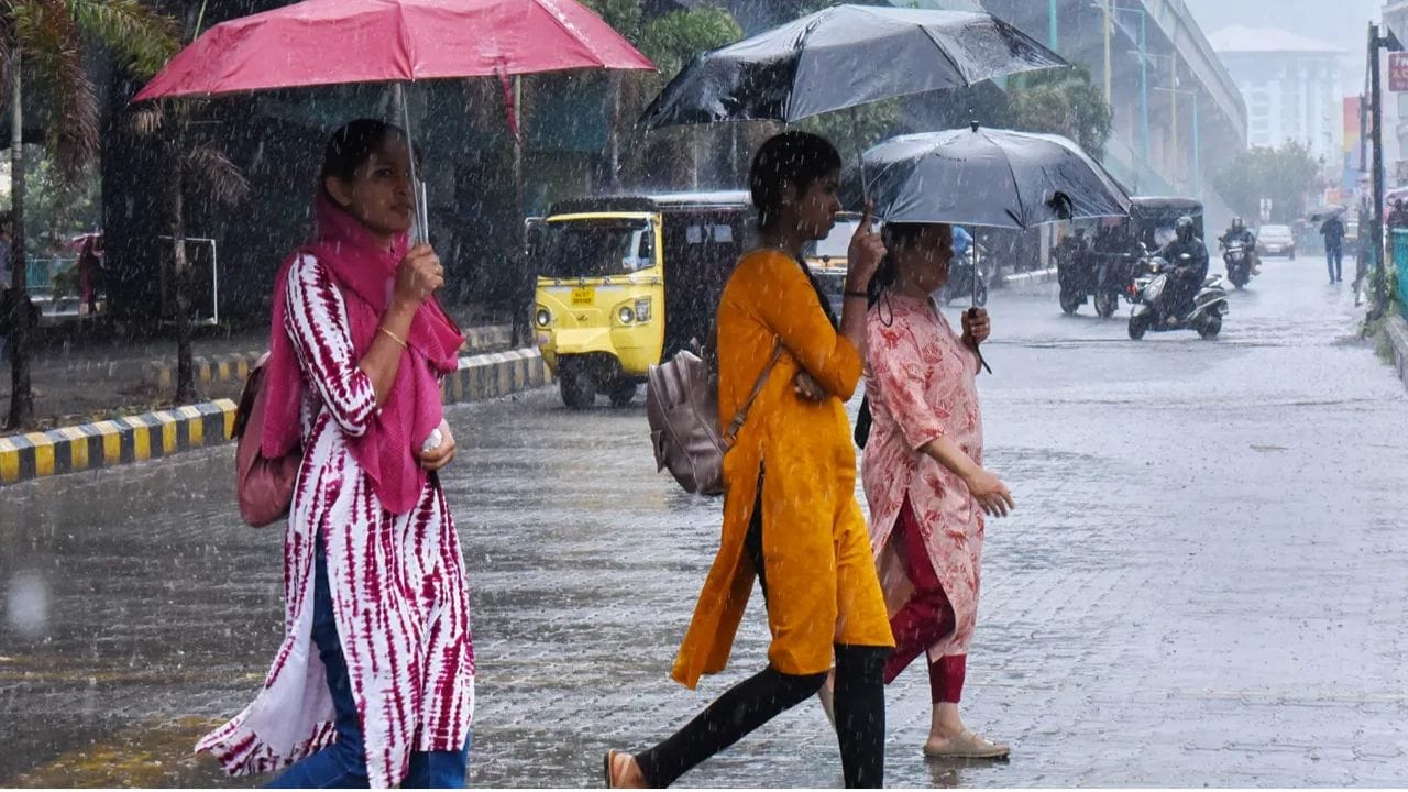 వర్షాలు పడే జిల్లాలు ఇవే: రాష్ట్రంలోని శ్రీకాకుళం, విజయనగరం, పార్వతీపురం మన్యం జిల్లాల్లో మోస్తరు వర్షాలు కురుస్తాయని.. అలాగే కోస్తాంధ్రలోని తూర్పుగోదావరి, పశ్చిమగోదావరి, ఏలూరు.. అటు రాయలసీమలోని అనంతపురం జిల్లాల్లో తేలికపాటి వర్షాలు పడే ఛాన్స్ ఉందని వాతావరణ శాఖ వెల్లడించింది. ఇక ఇతర జిల్లాలలో తేలికపాటి వర్షాలు కురుస్తాయని స్పష్టం చేసింది. అలాగే వర్షాల సమయంలో గంటకు 40 నుంచి 50 కి.మీ వేగంతో ఈదురుగాలులు వీచే అవకాశం ఉందని తెలిపింది.