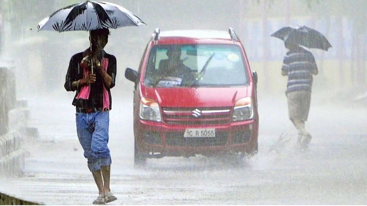 ఎక్కడైనా విద్యుత్ స్తంభాలు విరిగిపడినట్టు కనిపిస్తే వెంటనే విద్యుత్ శాఖ అధికారులకు సమాచారం ఇవ్వాలని కోరింది. అలాగే వర్షాల సమయంలో మత్స్యకారులు ఎవరూ సముద్రంలోకి చేపల వేటకు వెళ్లకూడదని తెలిపింది. వర్షాల నేపథ్యంలో రైతులు, ప్రజలు అప్రమత్తంగా ఉండాలని కోరింది