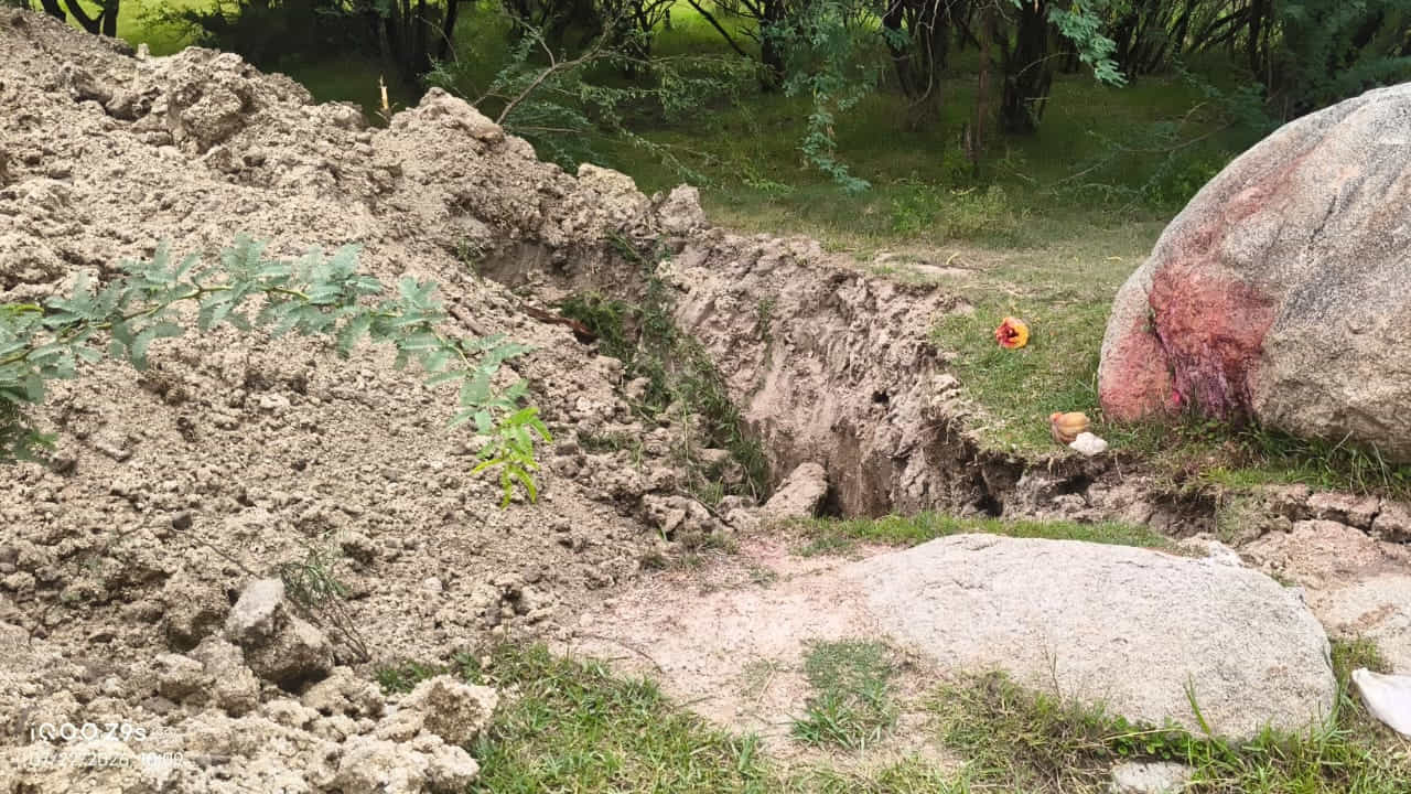 నాగర్ కర్నూల్ జిల్లాలో మరోసారి గుప్తనిధుల వేట కలకలం రేపింది. ఉప్పునుంతల మండలం మామిళ్లపల్లి గ్రామంలోని పురాతన లక్ష్మీనరసింహస్వామి దేవాలయానికి సమీపంలో గుర్తుతెలియని వ్యక్తులు రహస్యంగా తవ్వకాలు చేపట్టారు. తెల్లవారుజామున గ్రామస్థులు గమనించడంతో ఈ వ్యవహారం వెలుగులోకి వచ్చింది.