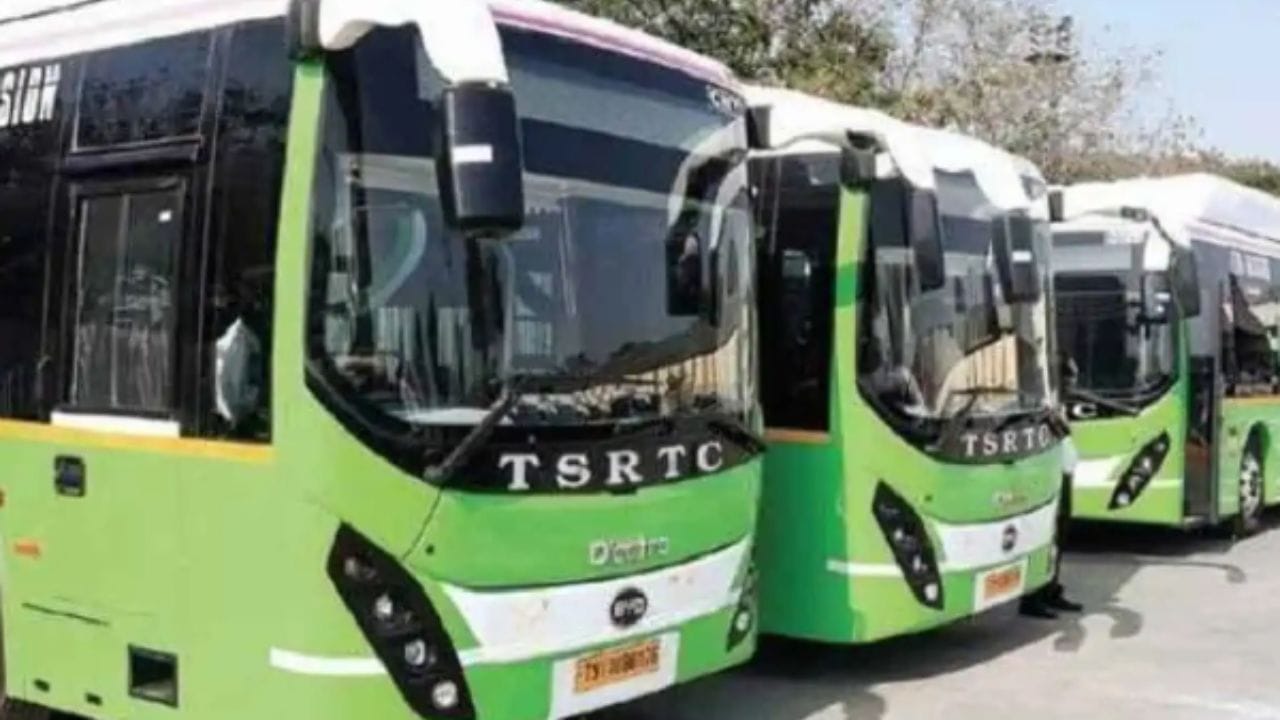 ప్రయాణీకుల సౌకర్యార్థం, వారి సురక్షిత ప్రయాణమే ధ్యేయంగా TGSRTC నిరంతరం కొత్త ఆలోచనలతో ముందుకు సాగుతోంది. బెంగళూరు ప్రయాణీకుల కోసం ప్రవేశపెట్టిన ఉచిత పుష్పక్ ఏసీ కనెక్టివిటీకి వస్తున్న ఆదరణ చాలా సంతోషాన్నిస్తోంది. ఈ సదుపాయాన్ని ప్రయాణీకులందరూ మరింతగా సద్వినియోగం చేసుకోవాలి అని ఆర్టీసీ ఎండీ నాగిరెడ్డి కోరారు.
