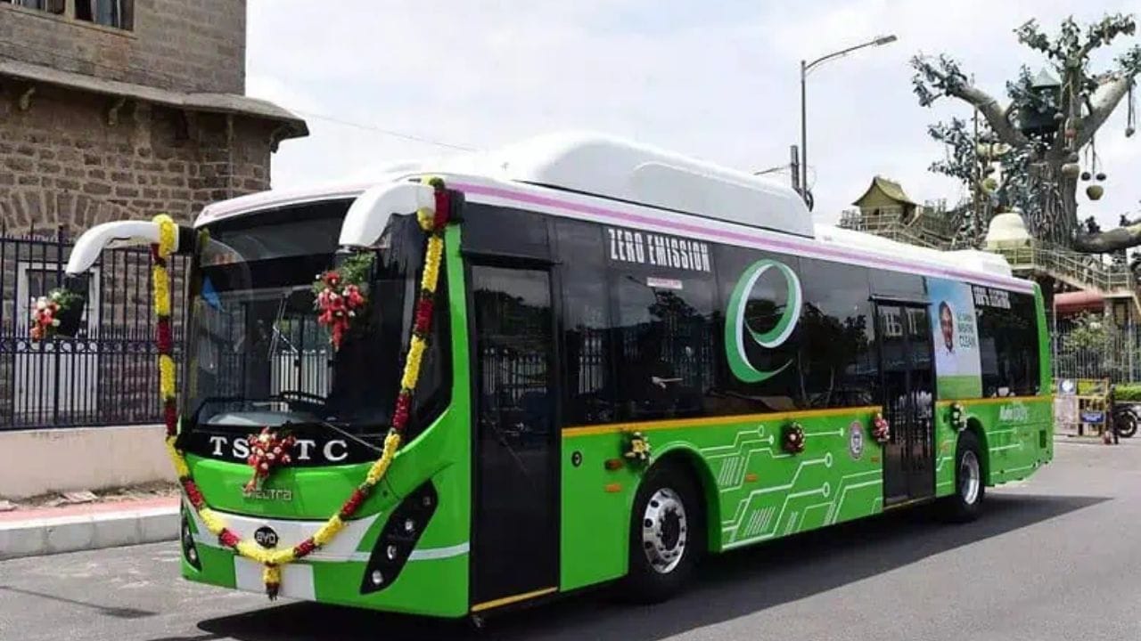 సాధారణంగా హైదరాబాద్ నుండి బెంగళూరు వెళ్లేవారు నగరంలోని వివిధ ప్రాంతాల నుండి బస్ ఎక్కే పాయింట్ల వరకు రావడానికి భారీగా ఖర్చు చేయాల్సి వస్తోంది. దీన్ని గమనించిన టీజీఎస్ఆర్‌టీసీ యాజమాన్యం ప్రయాణీకులకు ఆర్థిక భారం తగ్గించేలా ఉచిత పుష్పక్ ఏసీ ప్రయాణం ఆఫర్‌ను తీసుకొచ్చింది. బెంగళూరుకు TGSRTC బస్సు టికెట్ బుక్ చేసుకున్న ప్రయాణీకులు.. హైదరాబాద్ నగరంలోని వివిధ ప్రాంతాల నుండి శంషాబాద్ ఎయిర్‌పోర్ట్ రూట్‌లో నడిచే లగ్జరీ పుష్పక్ ఈ-సిటీ బస్సుల్లో ఉచితంగా ప్రయాణించే అవకాశం కల్పించింది.ప్రయాణీకులు తమ బెంగళూరు జర్నీ టికెట్‌ను పుష్పక్ బస్ కండక్టర్‌కు చూపిస్తే సరిపోతుంది.. రూపాయి ఖర్చు లేకుండా ప్రయాణించవచ్చు.