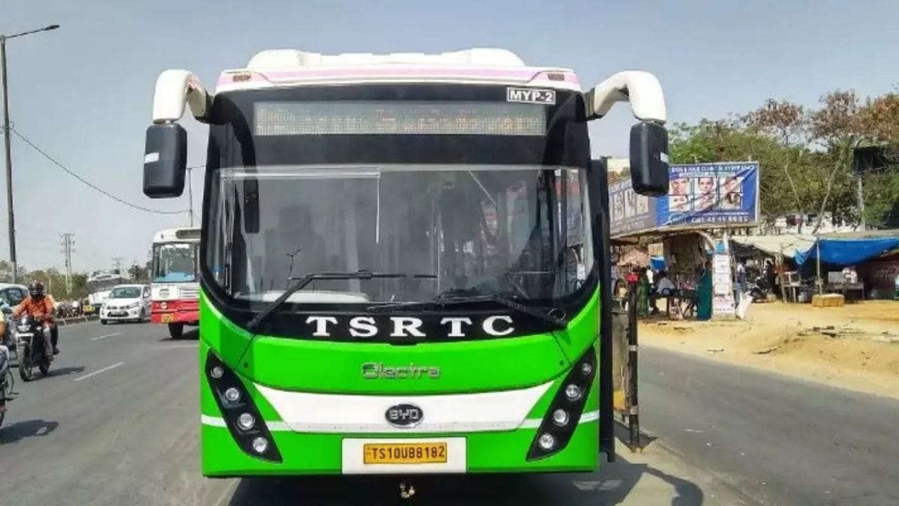 మొత్తానికి ప్రైవేట్ ట్రావెల్స్ దోపిడీకి అడ్డుకట్ట వేస్తూ, ప్రయాణీకులకు ఫ్రెండ్లీగా మారుతున్న టీజీఆర్‌టీసీ సరికొత్త నిర్ణయాలపై ప్రయాణీకులు ప్రశంసల వర్షం కురిపిస్తున్నారు. బెంగళూరు ప్రయాణాన్ని ప్లాన్ చేసుకునే వారు తక్షణమే ఆర్టీసీ అధికారిక వెబ్‌సైట్ లేదా యాప్‌లో టికెట్లు బుక్ చేసుకుని ఈ ఉచిత పుష్పక్ ఏసీ సౌకర్యాన్ని వాడుకోవచ్చు.