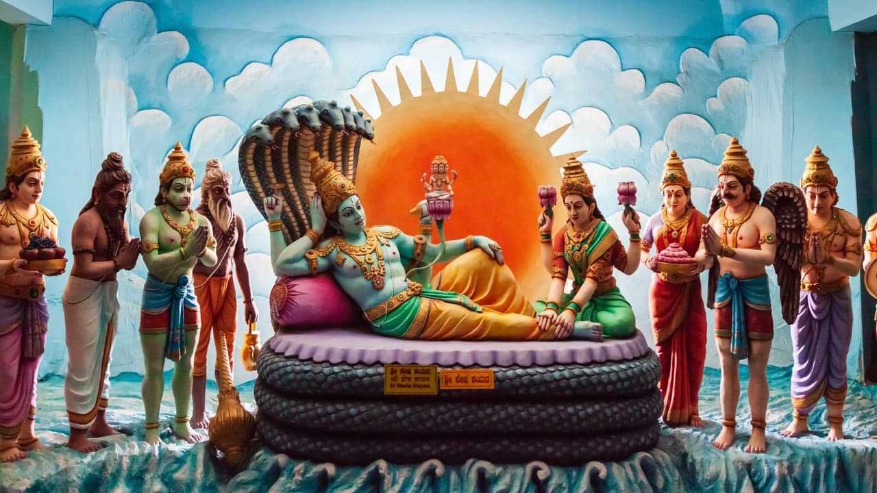 ఈ తొలిఏకాదశి రోజున విష్ణు మూర్తితో పాటు, లక్ష్మీదేవిని పూజించాలి. దీని వలన జీవితంలో ఉన్న అనేక సమస్యలు తొలిగిపోతాయి. అంతే కాకుండా ఇది ఆర్థికంగా కలిసి వచ్చేలా చేస్తుంది. అయితే ఈరోజు విష్ణు మూర్తితో పాటు లక్ష్మీదేవి కూడా విష్ణుమూర్తితో పాటు యోగనిద్రలోకి వెళ్తుంది. దీని వలన ఈ రోజు లక్ష్మీదేవికి ఎర్రకుంకుమ సమర్పించడం వలన ఆర్థిక సమస్యలు తొలిగిపోతాయంట.