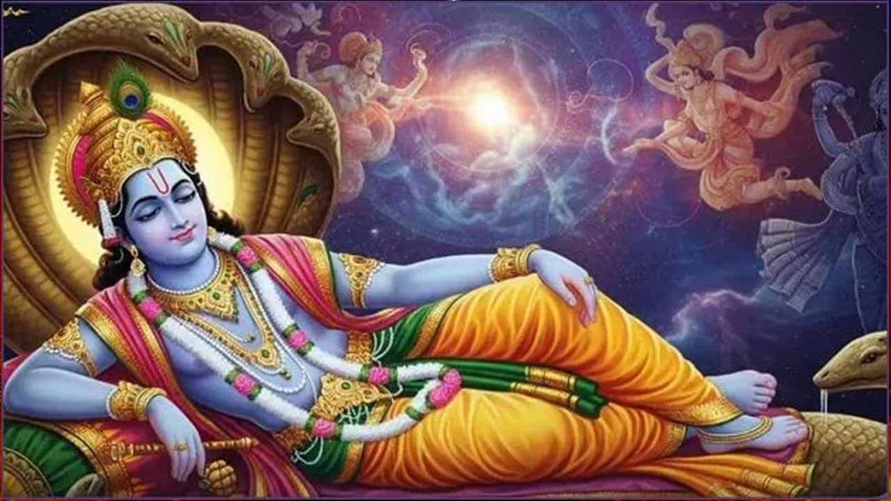 ఆషాఢ మాసంలో వచ్చే ఏకాదశిని తొలి ఏకాదశి అంటారు. ఈరోజున విష్ణు మూర్తి నిద్రలోకి వెళ్తాడు. దాదాపు నాలుగు నెలల పాటు యోగనిద్రలో ఉంటారు. దీంతో ఈ సమయంలో పూర్తి బాధ్యత మొత్తం శివుడిపై పడుతుంది. ఇది చాతుర్మాసానికి ప్రారంభం అంట. అందుకే ఈ మాసంలో విష్ణుమూర్తిని పూజిస్తారు.