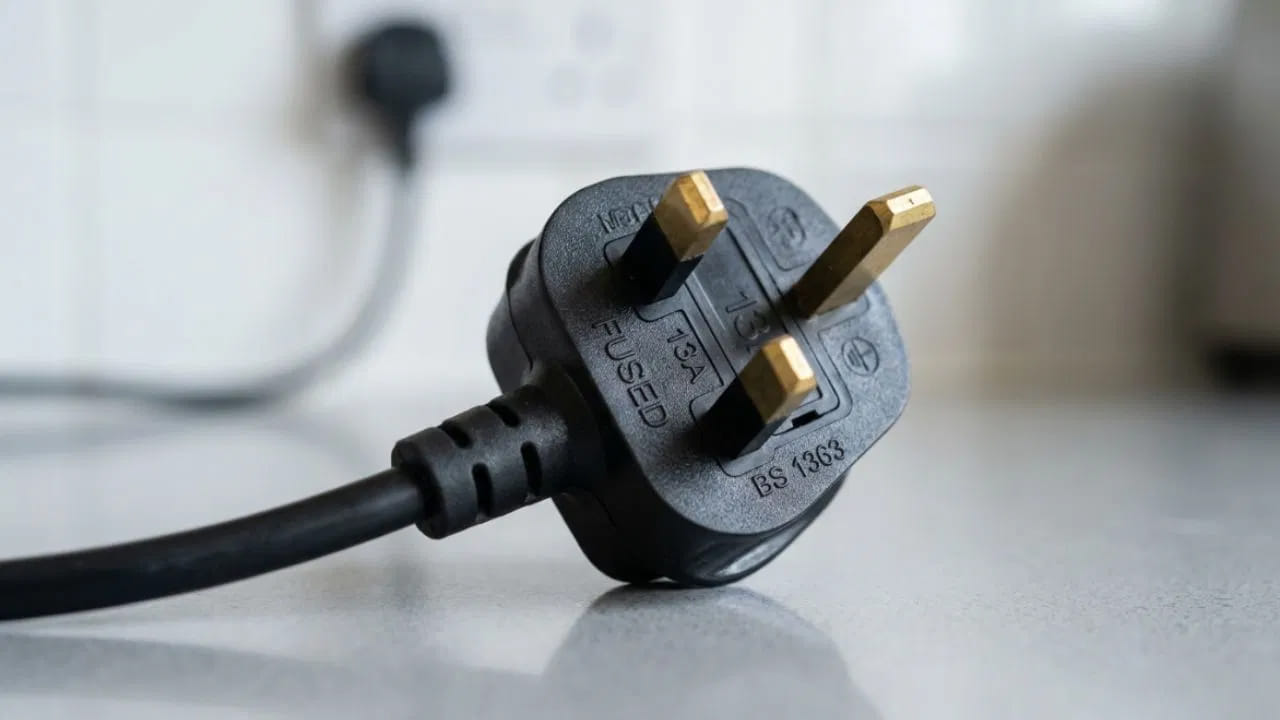 Three Plug Pin: మీ ఇంట్లోని ఏసీ లేదా రిఫ్రిజిరేటర్కు ఉండే 3-పిన్ ప్లగ్ను మీరు ఎప్పుడైనా గమనించారా? దానిలోని ఒక పిన్ మిగతా వాటి కంటే ఎందుకు పెద్దగా, మందంగా ఉంటుందని మీరు ఆశ్చర్యపడి ఉండవచ్చు. అయితే, ఇది కేవలం దాని రూపం లేదా డిజైన్కు సంబంధించిన విషయం మాత్రమే కాదు. దీని వెనుక ఒక ముఖ్యమైన సాంకేతిక కారణం ఉంది. నిజానికి రిఫ్రిజిరేటర్లు, ఏసీలు లేదా మైక్రోవేవ్ల వంటి భారీ ఉపకరణాల కోసం ఉపయోగించే 3-పిన్ ప్లగ్లోని ఆ పెద్ద, మందపాటి పిన్ మీ ప్రాణాలను కాపాడటానికి పనిచేస్తుంది.