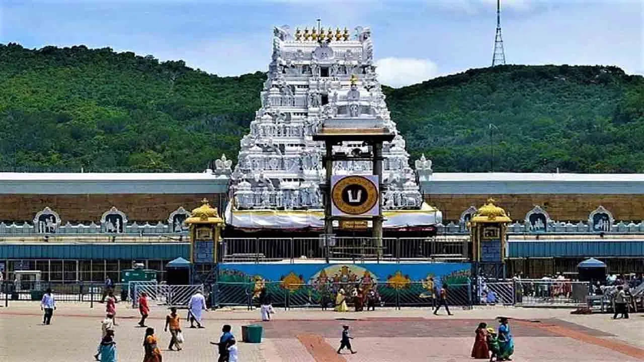 తిరుమలలో షాప్స్, హోటల్స్, ఫాస్ట్ ఫుడ్ సెంటర్లలో బయట ప్రాంతాల నుండి వచ్చి పని చేస్తున్న వారి సంఖ్య  దాదాపు 3 వేల వరకు ఉంటుందని అంచనా. వీరెవరికీ తిరుమలలో ఉండేందుకు అనుమతి లేకపోగా తిరుపతి నుండి వచ్చి పని చేసి తిరిగి వెళ్లిపోవాల్సి ఉంటుంది. అయితే  తిరుమలలో భక్తుల మధ్య కలిసిపోయి చిరు వ్యాపారాలు చేస్తూ టీటీడీకి తెలియకుండా అనధికారికంగా జీవిస్తున్న వారి సంఖ్య  దాదాపు 1000 ఉంటోంది. 