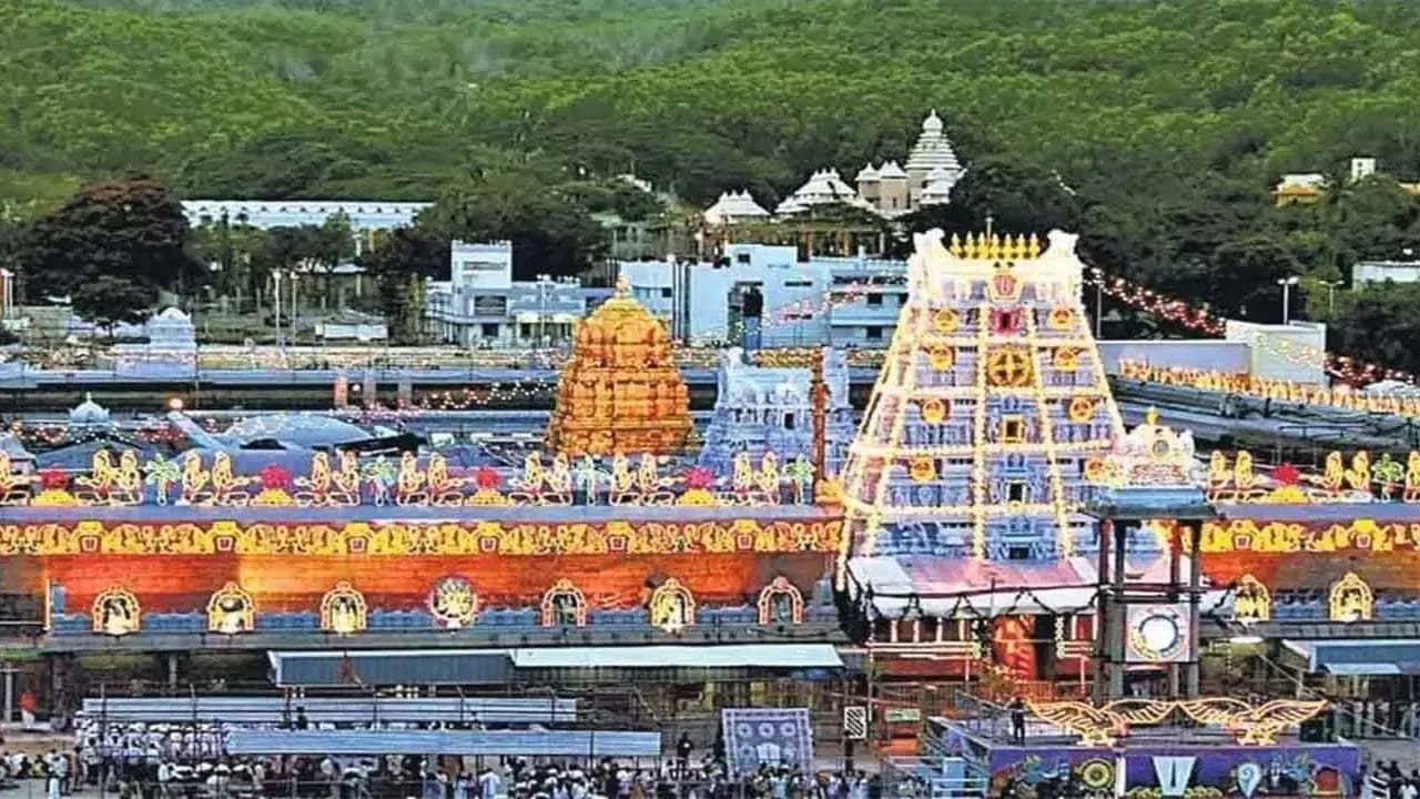 తిరుమల భద్రత టీటీడీకే కాదు ప్రభుత్వానికి ప్రియారిటీ. అందుకే తిరుమల భద్రత పట్ల ఎప్పటి కప్పుడు సెక్యూరిటీ ఆడిట్ జరుగుతోంది. ఇప్పుడు మరింత ప్రాధాన్యత ఇస్తోంది. సరికొత్త సాంకేతిక పరిజ్ఞానం అందుబాటులోకి తీసుకొచ్చేందుకు భద్రతా పరమైన సవాళ్లను ఎదుర్కొనే నిర్ణయాలపై దృష్టి పెట్టింది.  తిరుమల మాడ వీధులతో పాటు కొండంతా నిఘా పెట్టింది. భద్రతాపరంగా సమిష్టిగా పనిచేసేలా ఏకీకృత విధానాన్ని అమలు చేయాలని ఇప్పటికే నిర్ణయం తీసుకుంది.

